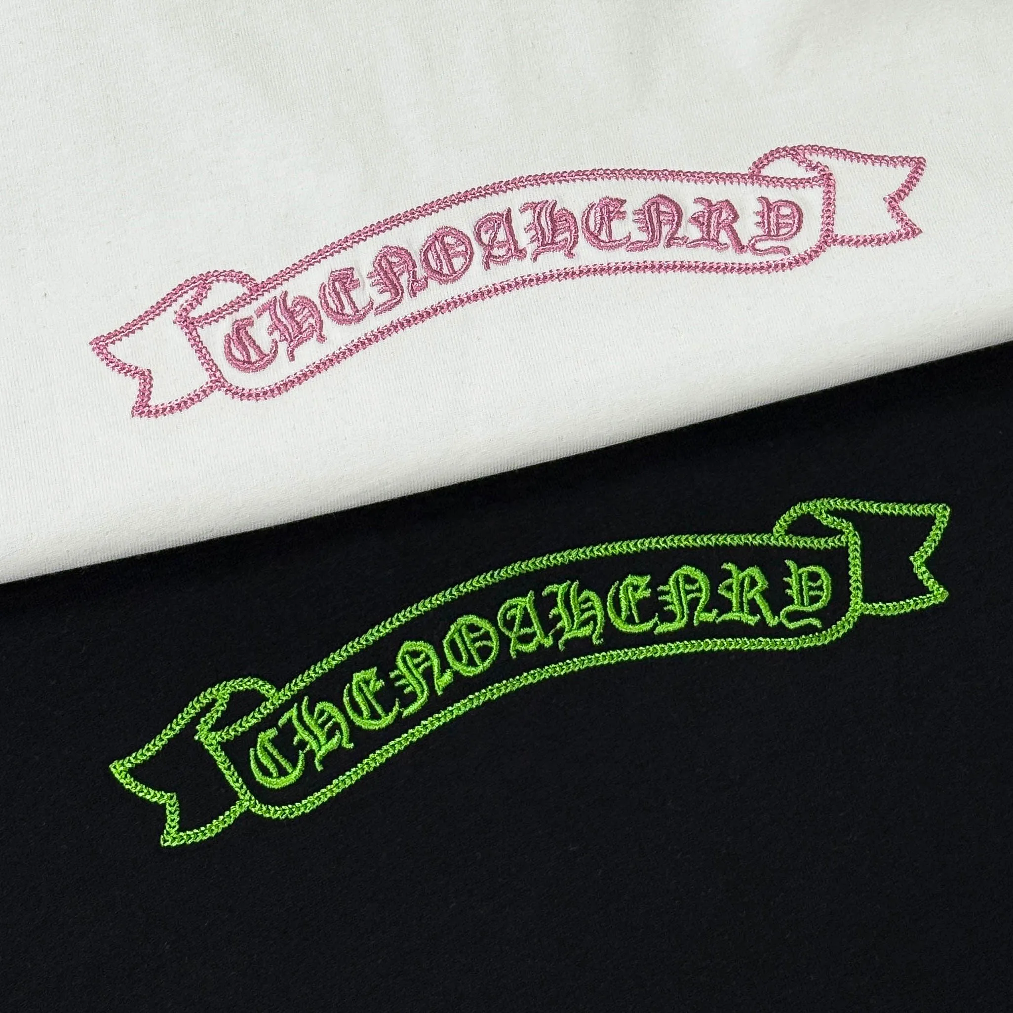 P180 Chrome Hearts 25 high-end versions. The fabric is made of 300 grams of high-density pure cotton. It does not deform or shrink. It has three labels. It is the same style for men and women. Technology: patch embroidery + original development hardware. Color: white, black. SIZE: S-XL.